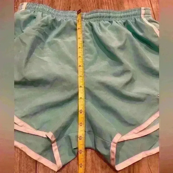 Nike Dri-Fit woman’s shorts size medium - Picture 10 of 11